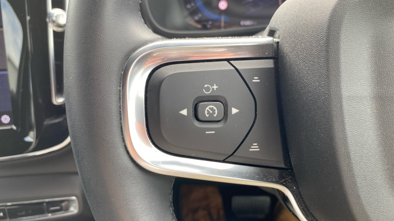 Volvo XC40 2.0 B3P Plus Dark 5dr Auto Petrol Estate